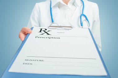 kadın doktor reçete kağıt verir
