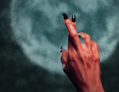 Şeytan el hareketi ile çapraz parmak gece yarısı