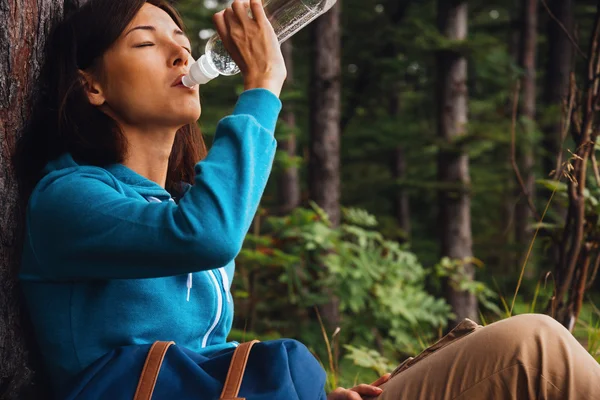徒步旅行者女人喝水 — 图库照片