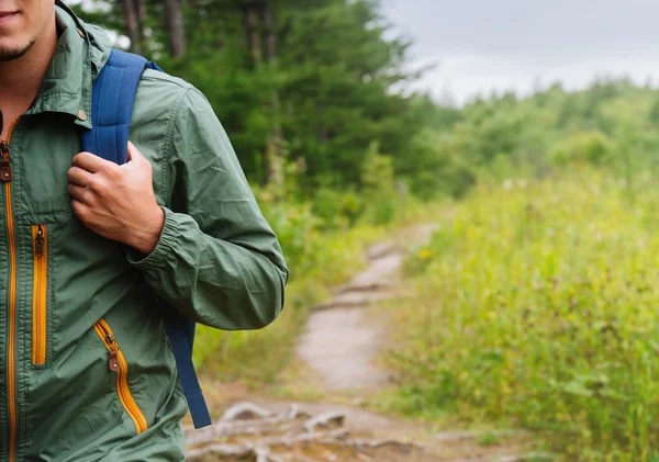 Hiker man walking on path in summer — Stock Photo, Image