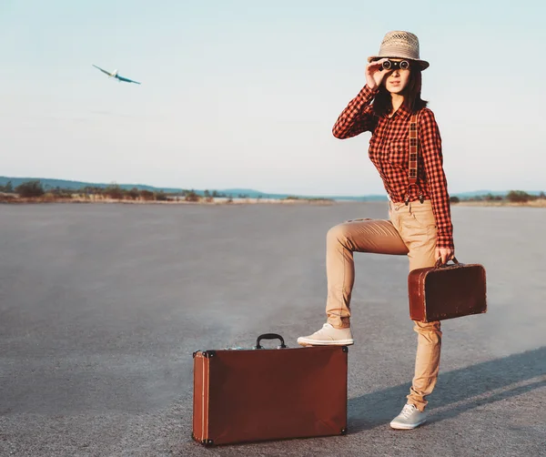 Traveler looking through binoculars — Stock Photo, Image