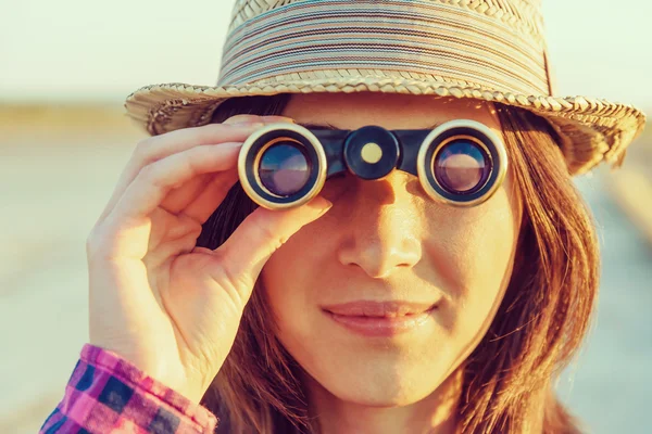 Sorridente viaggiatore donna — Foto Stock