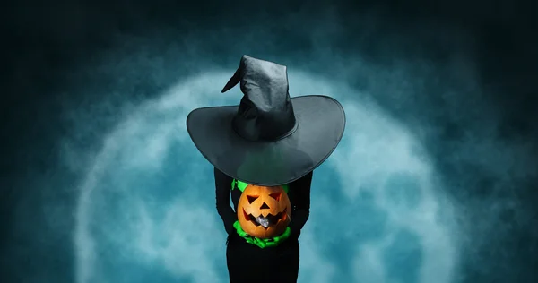 Misterio bruja de Halloween con calabaza —  Fotos de Stock