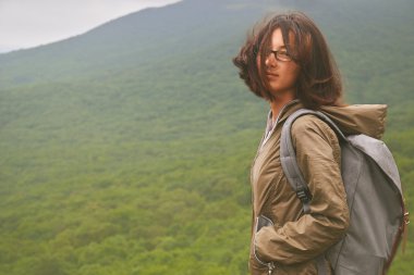 uzun yürüyüşe çıkan kimse kadın