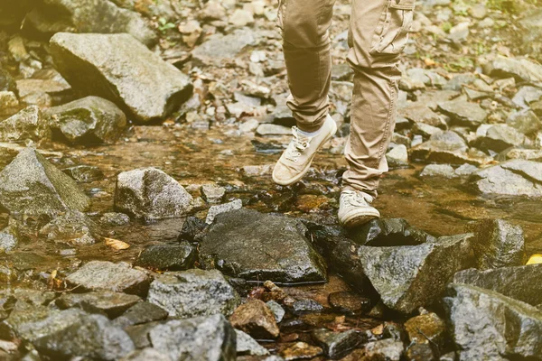 Traveler crossing the stream — Stock Photo, Image