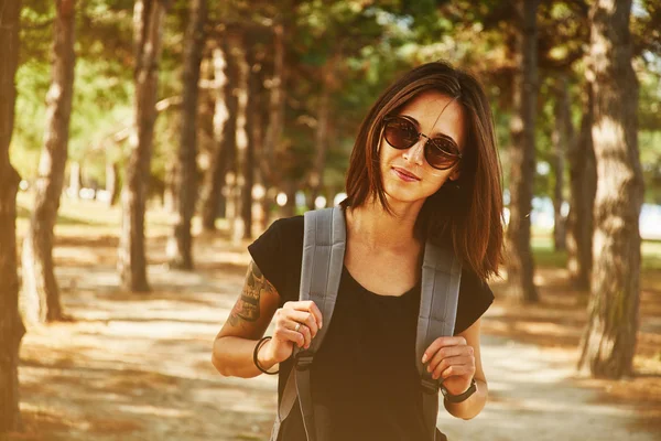 Smiling woman in park — Stock Photo, Image