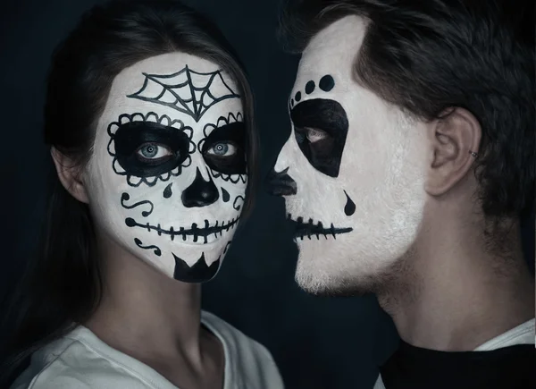 Pareja enamorada de Halloween face art — Foto de Stock