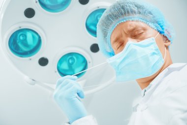 Cerrah doktor koruyucu maskeni alır
