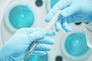 Asistan cerrah neşter geçer