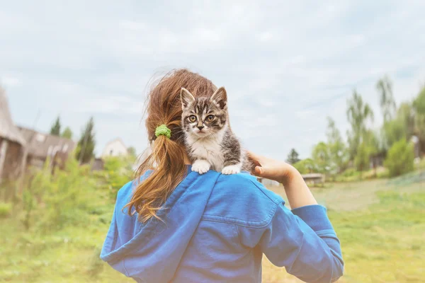 Kätzchen auf der Schulter des Mädchens — Stockfoto