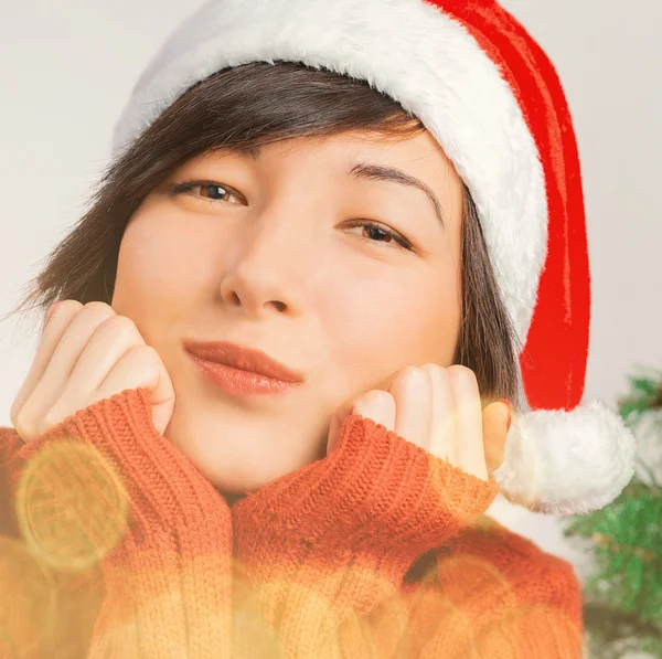 Mladá žena v Santa klobouku — Stock fotografie