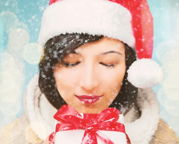 Frau im Weihnachtsmann-Hut mit Geschenk — Stockfoto