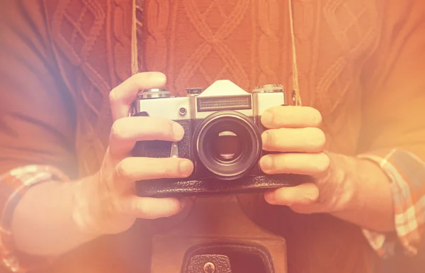 Homem com câmera de foto retro — Fotografia de Stock