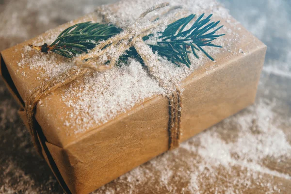 Caja de regalo con rama de abeto de Navidad — Foto de Stock