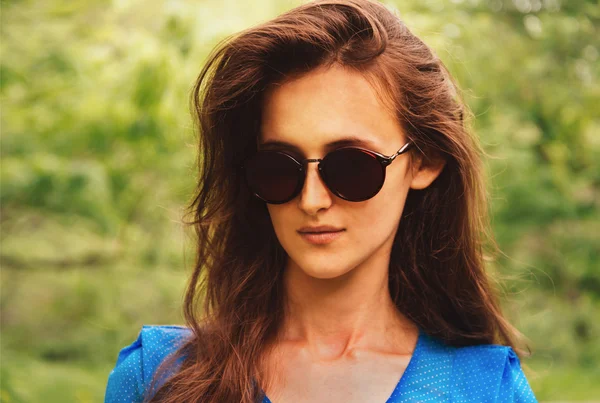 Brunette woman in sunglasses — Stock Photo, Image