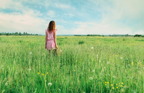 Fille sur prairie d'été — Photo