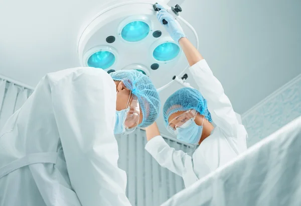 Man surgeon and female assistant — Stock Photo, Image