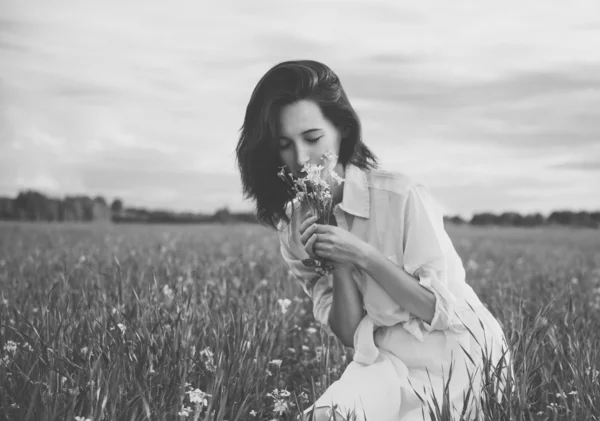 Mooie vrouw plukken bloemen — Stockfoto