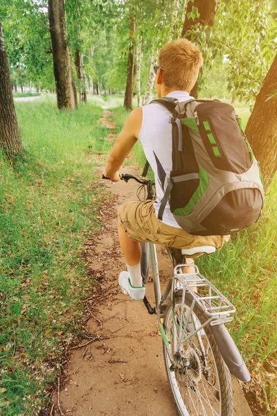 Ciclista uomo in sella mountain bike — Foto Stock