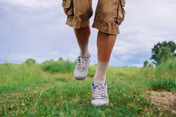 Homme courant sur le sentier — Photo