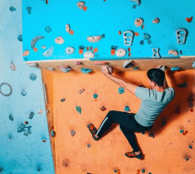 Genç adam duvara tırmanma