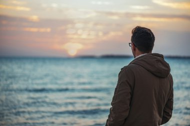 adam zevk güzel gün batımı