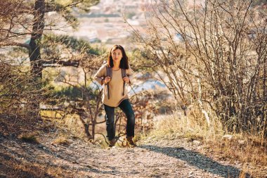 Highlands kadında genç uzun yürüyüşe çıkan kimse