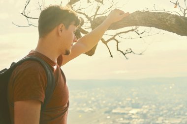 Gezgin adam sırt çantası ile