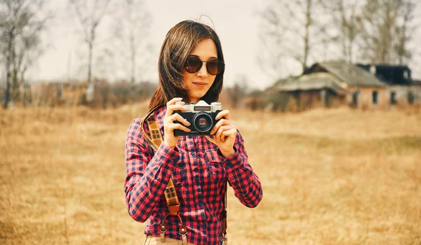 Hipster menina segurando câmera vintage — Fotografia de Stock