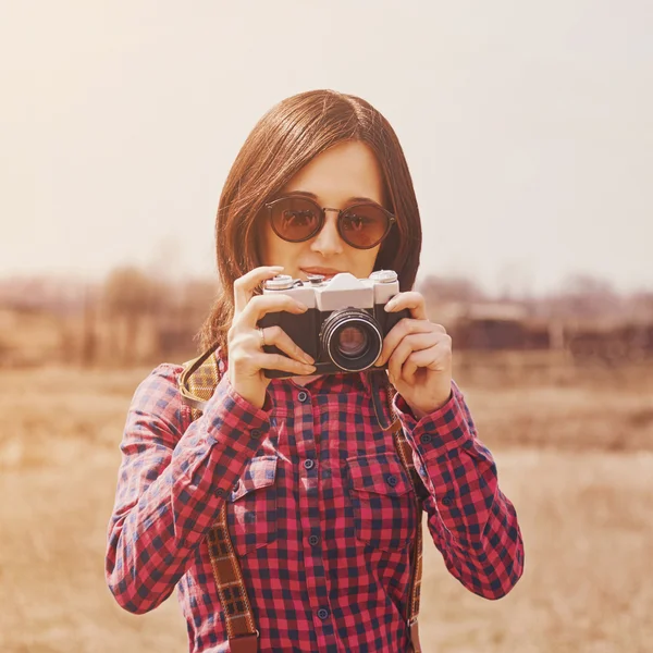 Hipster chica con cámara vintage — Foto de Stock