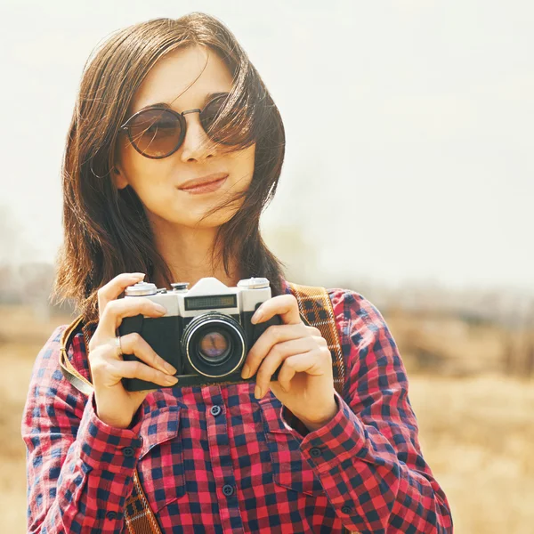 ビンテージ カメラで内気な少女 — ストック写真