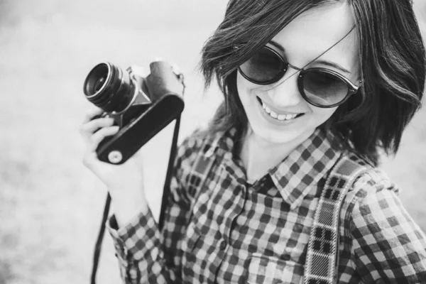 Hipster menina segurando câmera vintage — Fotografia de Stock