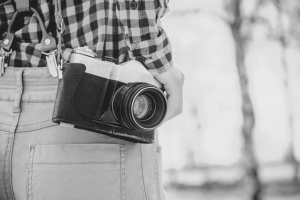 Old photo camera on shoulder — Stock Photo, Image