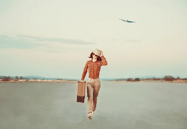 Woman with suitcase running — Stock Photo, Image