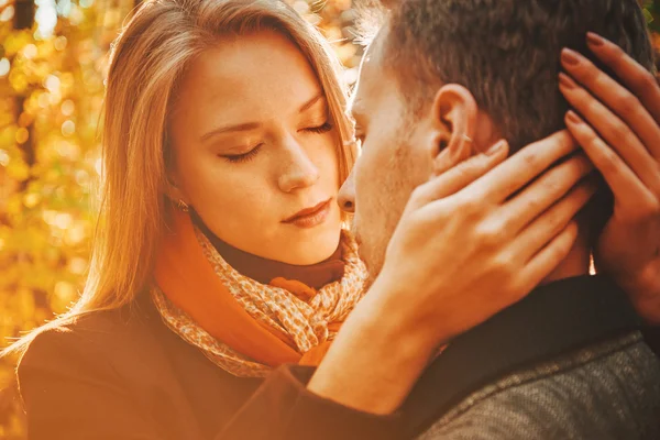 Mujer joven abraza a un hombre — Foto de Stock