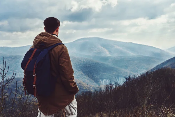 Caminante hombre con mochila en las montañas — Foto de Stock