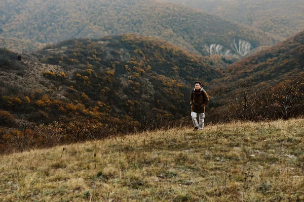 Homem andando em montanhas de outono — Fotografia de Stock