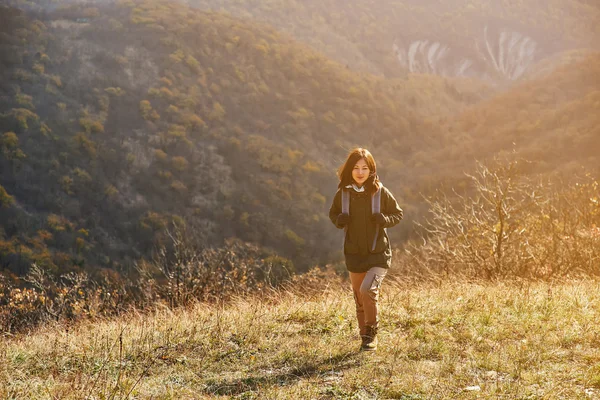 Giovane escursionista donna in altopiani — Foto Stock