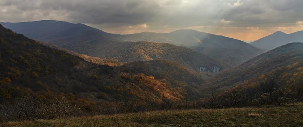 Φθινόπωρο βουνά με ΣΥΝΝΕΦΙΑ — Φωτογραφία Αρχείου