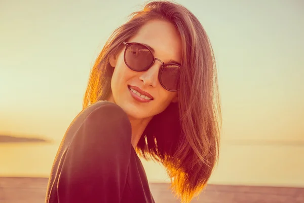 Brunette woman in sunglasses — Stock Photo, Image