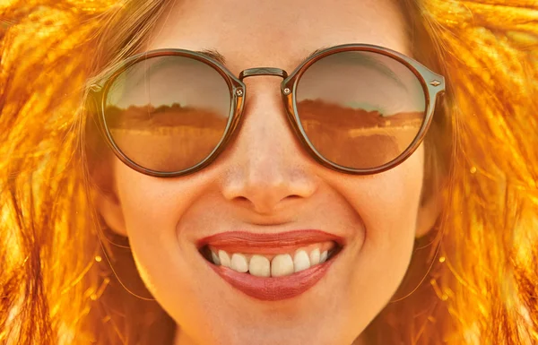 Usmívající se žena v sluneční brýle — Stock fotografie