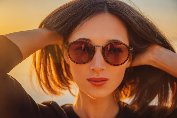 Belle femme brune en lunettes de soleil — Photo