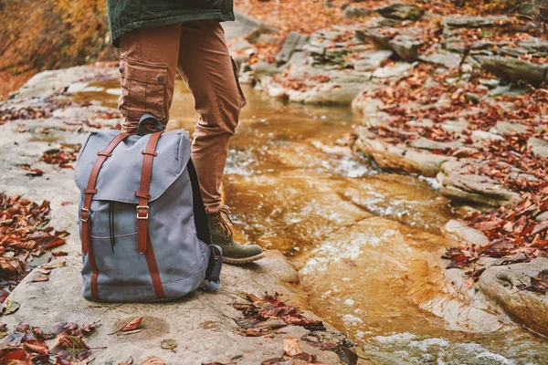 Caminhante feminino com mochila perto do rio — Fotografia de Stock