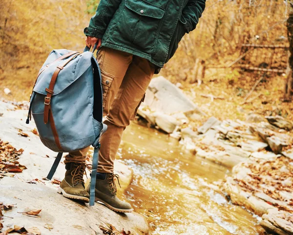 Туристка с рюкзаком возле реки — стоковое фото