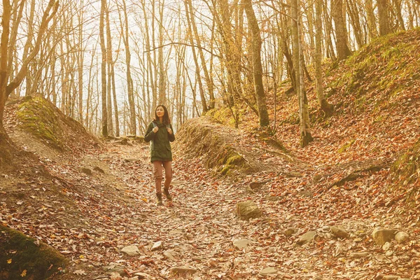 Femme randonneuse marchant en forêt — Photo