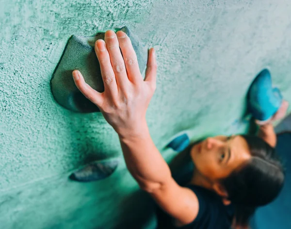 Woman climbing up wall — Stock Photo, Image