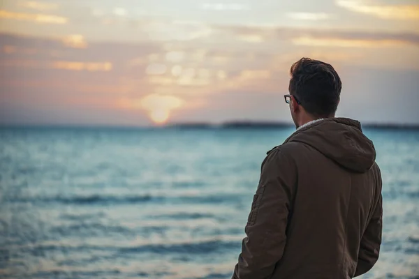 Hombre disfrutando de hermoso atardecer — Foto de Stock