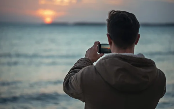 旅行者の男は、写真を撮る — ストック写真