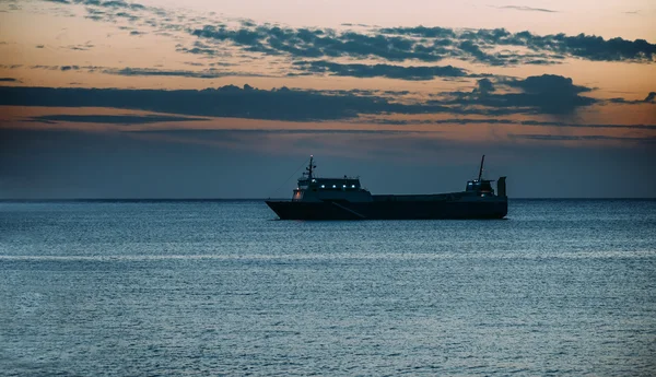 Gün batımında mavi denizde gemi — Stok fotoğraf