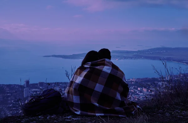 Couple amoureux assis sur la colline — Photo